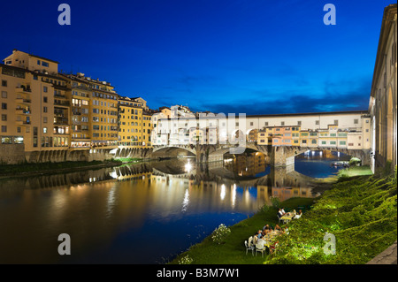 Le Ponte Vecchio et l'Arno, dans la nuit, Florence, Toscane, Italie Banque D'Images