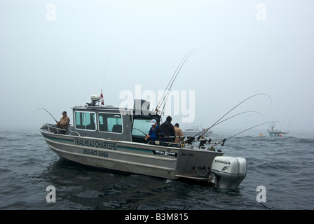 Les pêcheurs à bord de bateaux de pêche en aluminium de bateaux de pêche du flétan dans une mer difficile et le brouillard sur l'océan Pacifique de Swiftsure dans Banque D'Images