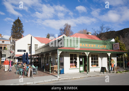 Nouvelle-zélande Otago Arrowtown boulangerie et un café dans le vieux bâtiment en bois sur la rue principale avec des gens assis à l'extérieur Banque D'Images