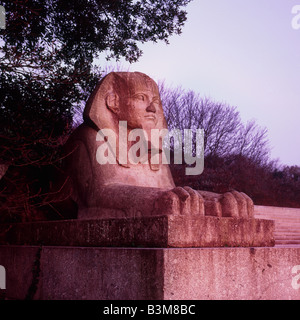 L'aube sur un hivers glacial jour illumine une statue à Crystal Palace Park Sud-Est de Londres. Banque D'Images