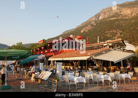 Restaurant rue du village de villégiature de Oludeniz. Province de Mugla, Turquie. Banque D'Images