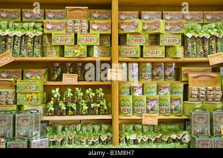 Les couleurs de l'image des boîtes et des boîtes de chocolats dans un sweet shop. Banque D'Images