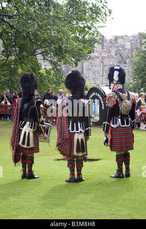 Le Lothian et Borders Police Pipe Band performance traditionnelles dans les jardins de Princes Street au cours de l'Edinburgh Fringe Festival. Banque D'Images