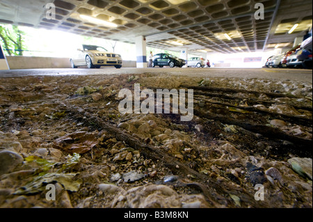 Barres d'acier, enfouis dans le béton de l'un de Britains de nombreux parkings sont exposés après des années d'usure Banque D'Images