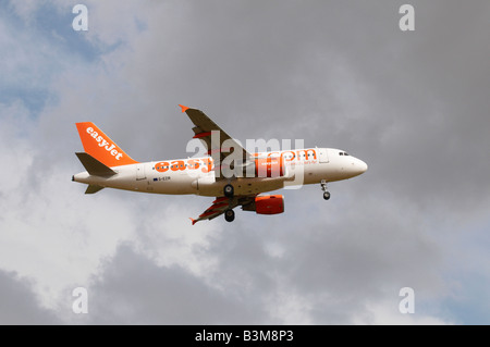 Airbus A319-111 Easy Jet avion près de l'aéroport de Stansted Banque D'Images