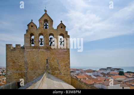 La toiture et clocher de l'église de Saint Marys de la mer aux Saintes Maries de la Mer, France. Banque D'Images