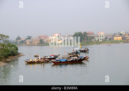 Les bateaux de pêche traditionnels dans l'early morning light Hoi An Vietnam Banque D'Images