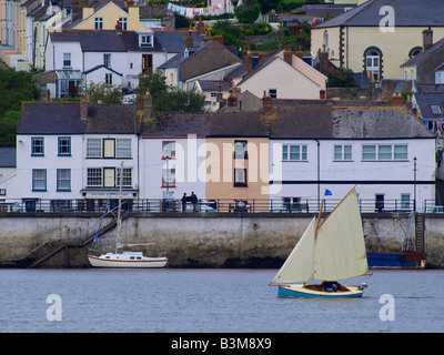 Petit voilier Bateau à quai aux côtés d'Appledore, Devon, UK Banque D'Images