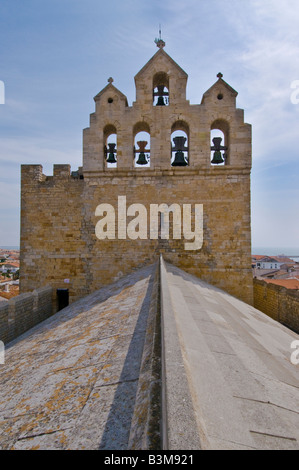 La toiture et clocher de l'église de Saint Marys de la mer aux Saintes Maries de la Mer, France. Banque D'Images