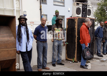 Groupe avec grandes enceintes dans rue latérale à Notting Hill Carnival 2008 Annuel Banque D'Images