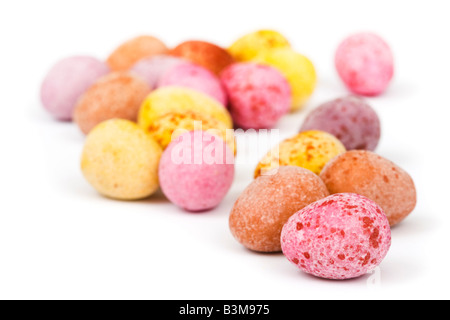 Mini oeufs de Pâques colorés isolated on white Banque D'Images