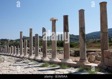 Le long de l'avenue principale de colonnes à Patara, une ancienne ville Lycienne, au sud-ouest de la Turquie moderne. Banque D'Images