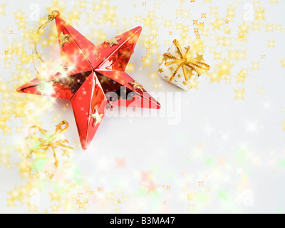 Carte de Noël avec décoration de Noël sur fond blanc avec espace pour écrire du texte. Banque D'Images