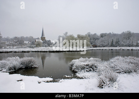 L'église paroissiale de Godalming dans la neige Banque D'Images