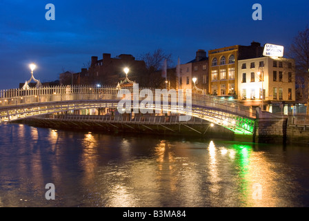 La célèbre Ha'penny Bridge sur la Liffey au crépuscule, Dublin, Irlande Banque D'Images