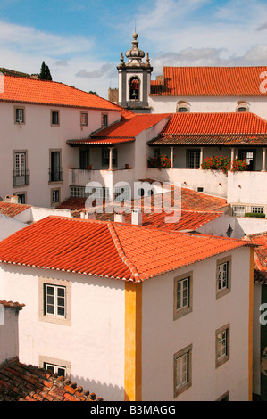 Maisons dans le toit rouge conservé mediaevel ville d'Obidos, Portugal. Banque D'Images