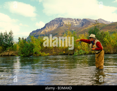 Sud-ouest de l'ALASKA Katmai National Park Fisherman Casting voler dans Bear Creek, près de Brooks Lodge et le lac Banque D'Images