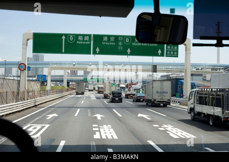 Vue sur Tokyo l'autoroute, roulant à l'aéroport de Narita, au Japon, avec des panneaux indiquant la voie sur laquelle prendre Banque D'Images