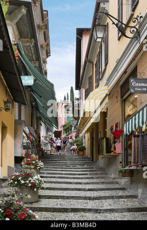 Rue étroite dans le centre-ville, Bellagio, Lac de Côme, Lombardie, Italie Banque D'Images