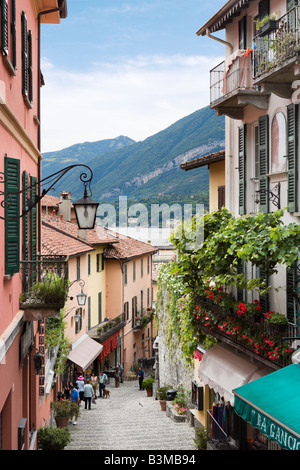 Rue étroite dans le centre-ville à la descente vers le lac, Bellagio, Lac de Côme, Lombardie, Italie Banque D'Images