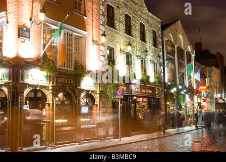 La foule à l'extérieur du Bar Quays, Temple Bar, Dublin la nuit Banque D'Images