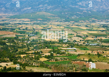 Des vue sur les terres agricoles à partir de la colline de l'Acropole à Tlos, une ancienne ville lycienne dans le sud-ouest de la Turquie moderne. Banque D'Images