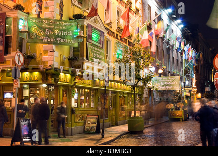 En dehors de la St fêtards Oliver Half-penny Bridge Bar dans Temple Bar, Dublin la nuit Banque D'Images