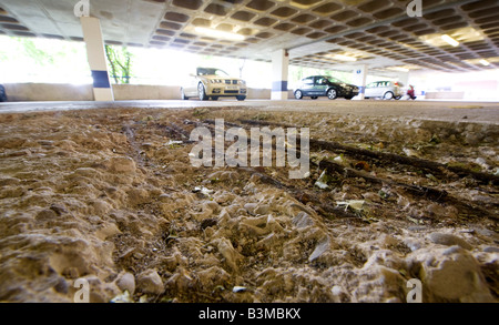 Barres d'acier, enfouis dans le béton de l'un de Britains de nombreux parkings sont exposés après des années d'usure Banque D'Images