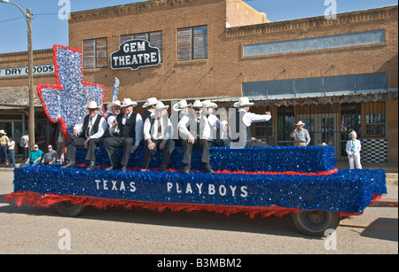 La Turquie Texas Bob Wills annuel Day celebration downtown parade Texas Playboys western swing band float Banque D'Images