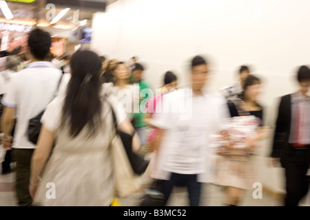 Les navetteurs japonais marche à travers la station de métro, l'heure de pointe, Shinjuku, Tokyo Japon Banque D'Images