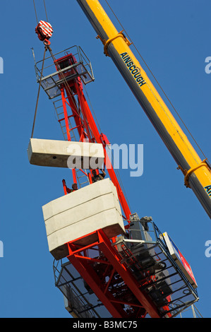 Grue levage hydraulique contrepoids en béton jusqu'à la plate-forme sur tour grue UK Banque D'Images