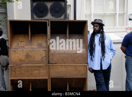 L'homme avec des dreadlocks avec de grands orateurs rue latérale à Notting Hill Carnival 2008 Annuel Banque D'Images