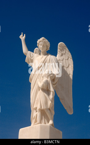 Une pierre tombale, monument d'un ange et l'enfant, dans un cimetière près de Figueira da Foz, Portugal. Banque D'Images