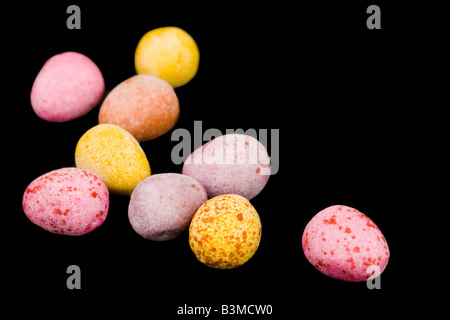 Mini oeufs de Pâques colorés isolé sur un fond noir Banque D'Images