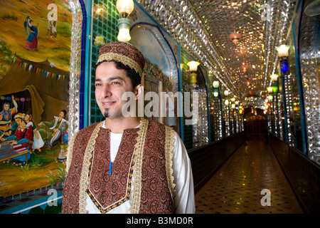 L'homme arabe en costume traditionnel à l'extérieur à l'intérieur foyer orné Banque D'Images