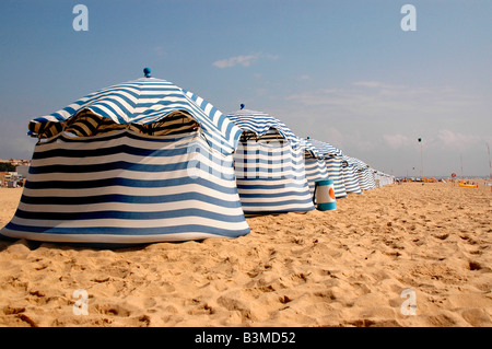 Une rangée de tentes de plage à rayures ligne les sables littoraux de Figueira da Foz, Portugal, Banque D'Images