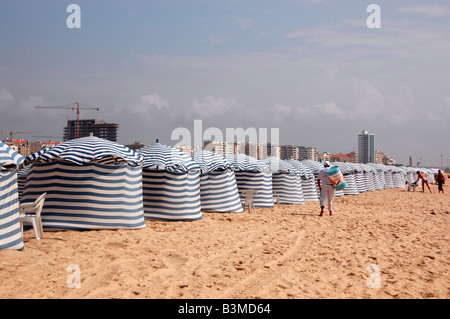 Une rangée de tentes de plage à rayures ligne les sables de plage de Figueira da Foz, Portugal, Banque D'Images