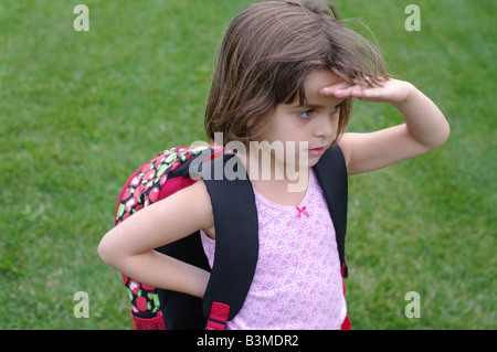 4-6 ans fille avec sac à dos en attendant le début de la maternelle Banque D'Images