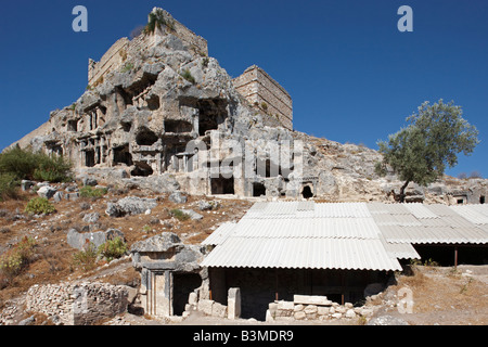 La colline de l'Acropole et d'anciennes tombes Lyciennes de roche dans le sud-ouest de la Turquie Tlos Banque D'Images