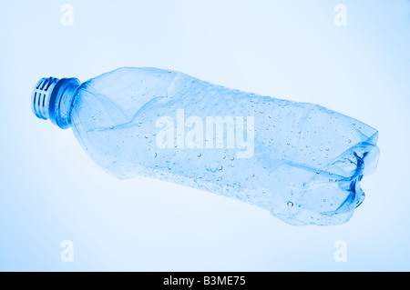 Aplati une bouteille d'eau en plastique vide Banque D'Images