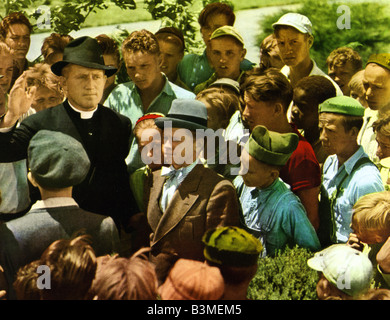 BOYS TOWN 1938 MGM film avec Spencer Tracy comme le prêtre avec Mickey Rooney en gris hat Banque D'Images