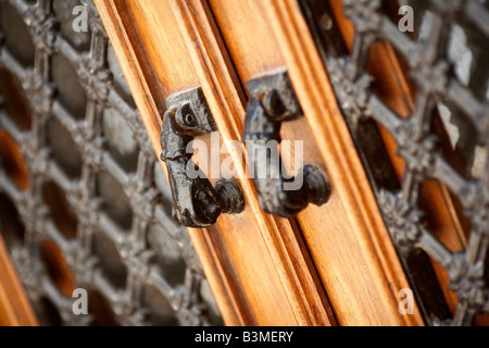 Mains traditionnels de Fatima heurtoirs de porte en Silves dans l'Algarve Portugal Banque D'Images