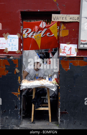 Trou dans le carnaval de Notting Hill boutique mur Banque D'Images