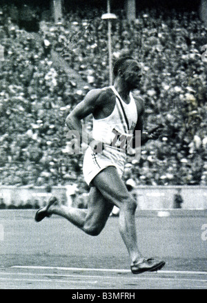 JESSE OWENS remporte quatre médailles aux Jeux Olympiques de Berlin en 1936 Banque D'Images