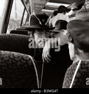 JOHN LENNON sur bus lors du tournage du film Le voyage magique dans divers endroits dans la région de septembre 1967 Banque D'Images