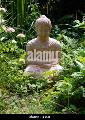 Buddhastatue im Garten, Bouddha statua au jardin Banque D'Images