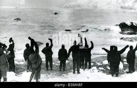 SIR ERNEST SHACKLETON : membres de l'équipage à la fourniture d'onde voile Stancomb Wills à l'île de l'éléphant. Photo de Frank Hurley Banque D'Images