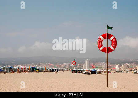 Tentes de plage et les sables de Figueira da Foz, Portugal, avec le paysage en arrière-plan Banque D'Images