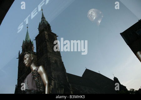 Boutique de mode fenêtre avec un reflet de l'église St Lorenz à Nuremberg, Allemagne Banque D'Images