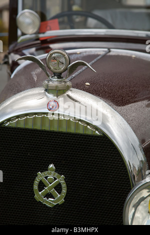 Vintage Hotchkiss Paris voiture classique avec indicateur de température monté sur radiateur Banque D'Images